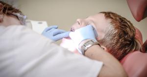 DikoDent Fogászat | Mit tegyünk, hogy gyermekünk ne féljen a fogorvostól?